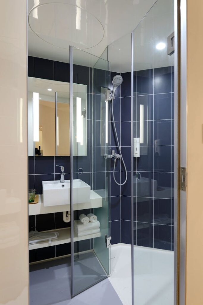 clear-glass-shower-room-271631